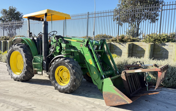 John Deere 6105M