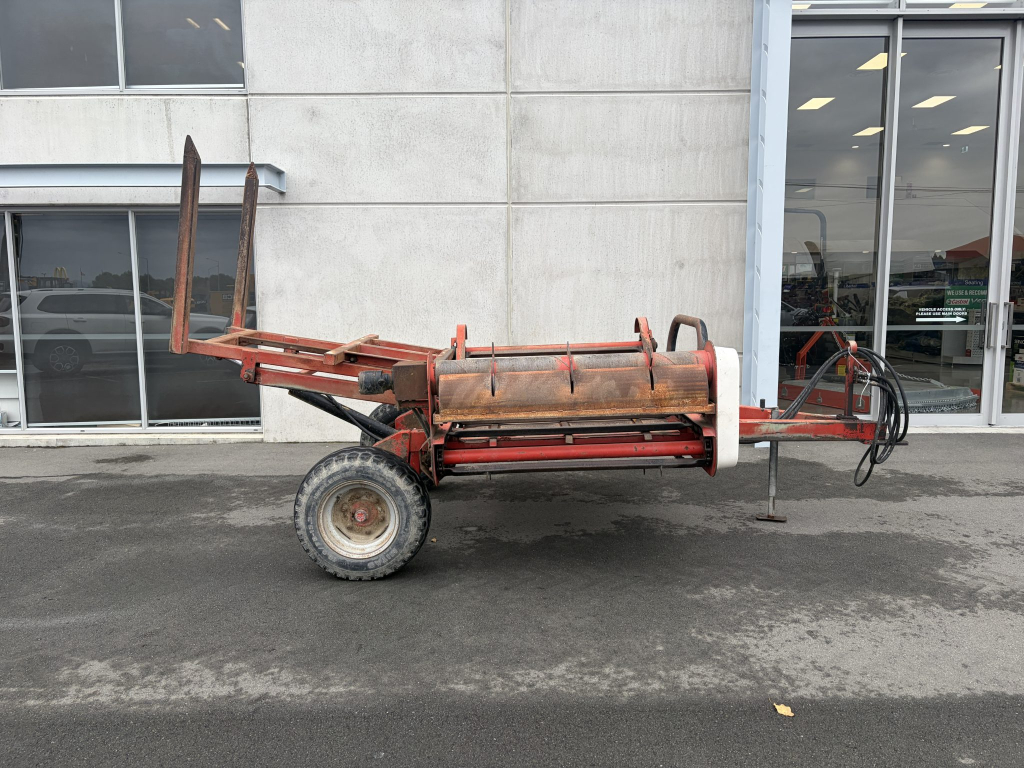 Taege 2 bale trailing hydraulic bale-feeder