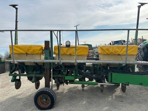 John Deere 7000